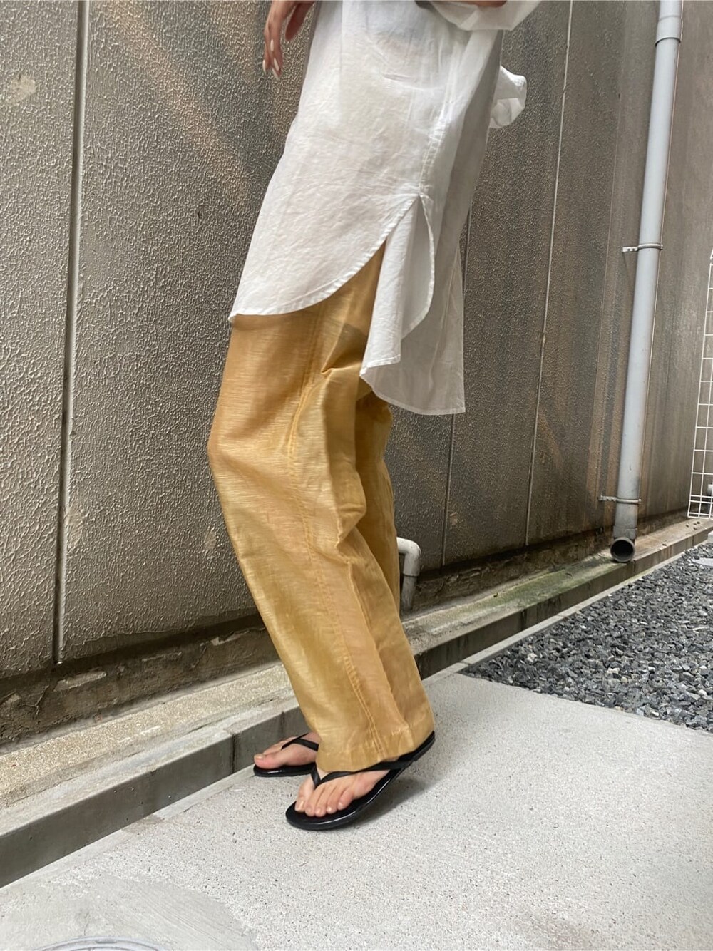 ホワイト系のシャツ/ブラウス、ブラウン系のその他パンツを着用したレディースの春コーディネートの7枚目の写真