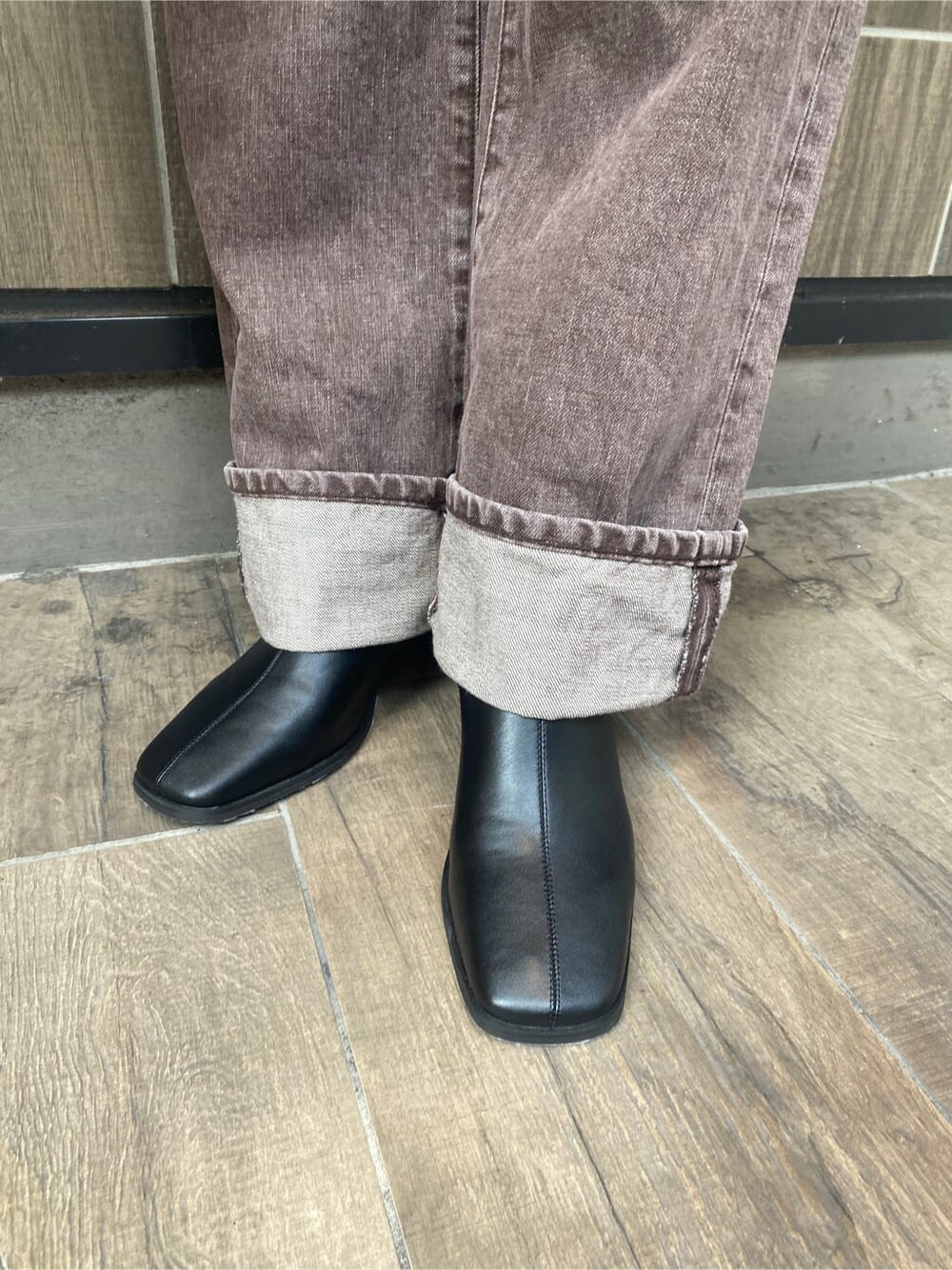 ブラック系のブーツ、ブラウン系のデニムパンツ、ブラック系のカーディガン/ボレロを着用したレディースの秋コーディネートの9枚目の写真