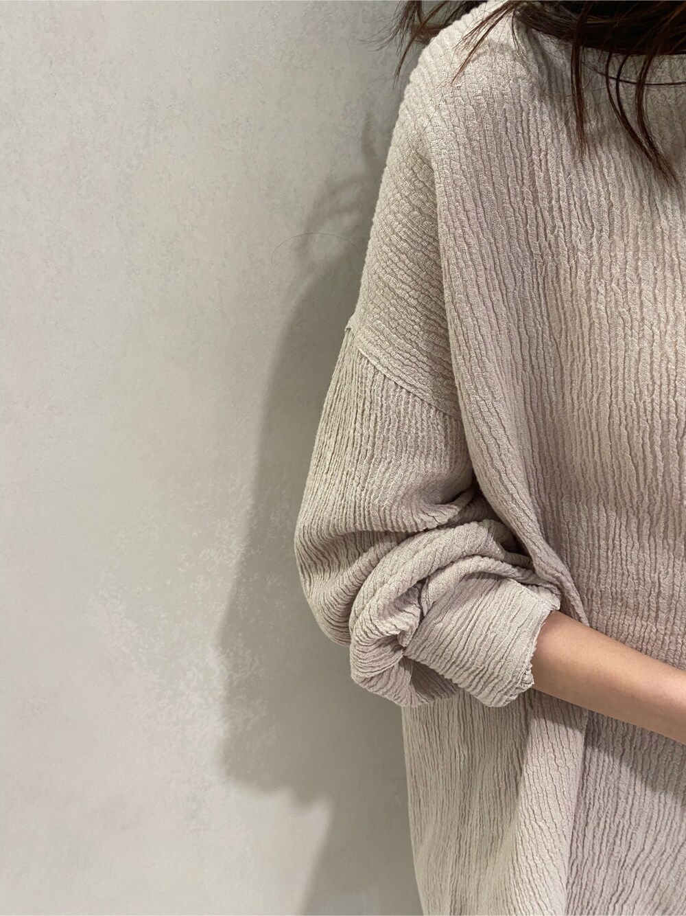 ブラウン系のシャツ/ブラウス、ベージュ系のその他パンツ、ホワイト系のインナーウェア/肌着を着用したレディースの春コーディネートの4枚目の写真