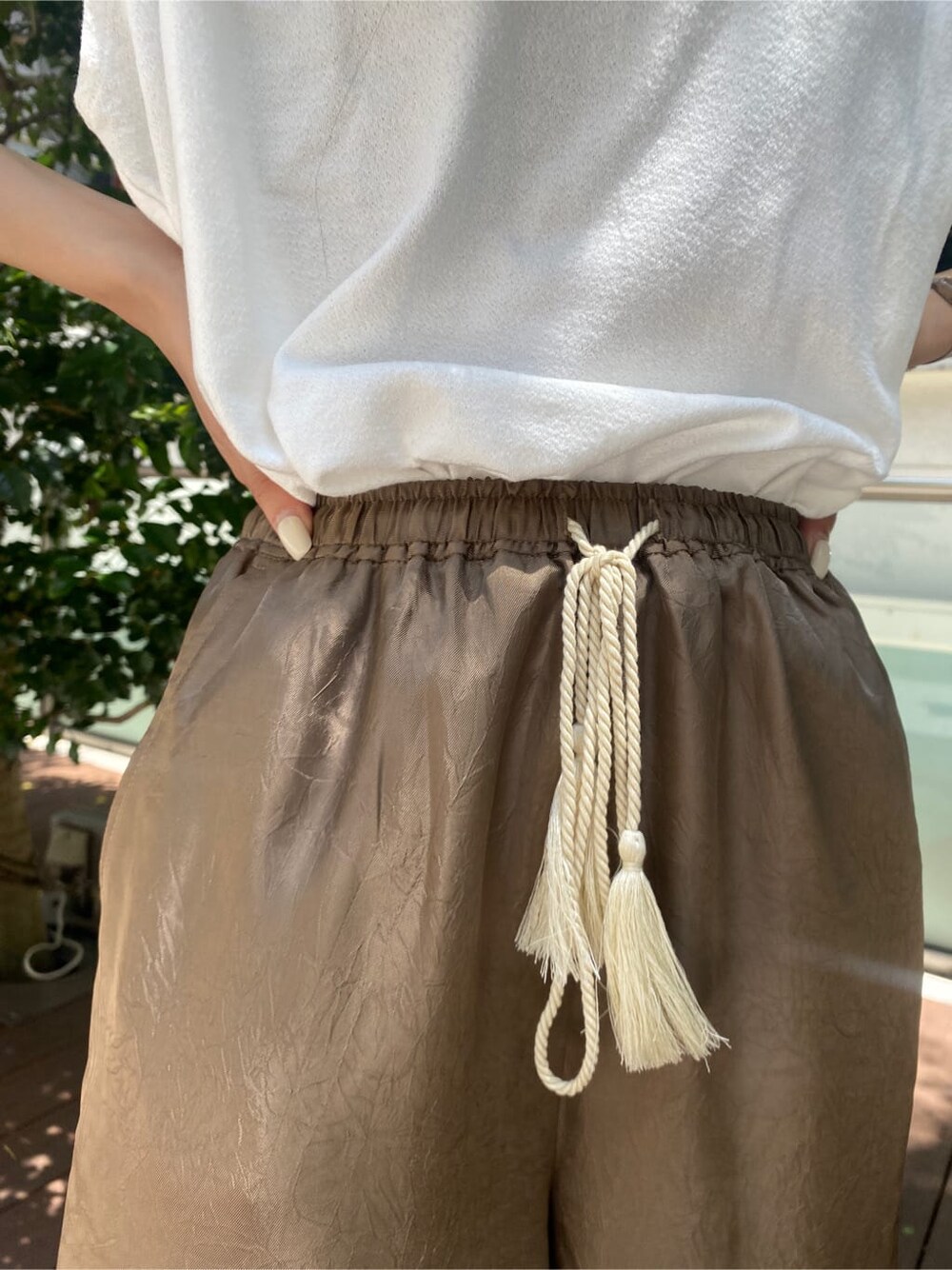 ブラウン系のその他パンツ、ホワイト系のTシャツ/カットソーを着用したレディースの春コーディネートの9枚目の写真