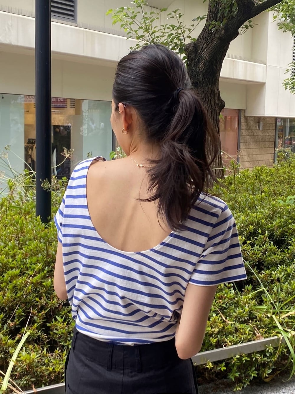 ブラック系のその他パンツ、ブルー系のTシャツ/カットソーを着用したレディースの夏コーディネートの5枚目の写真