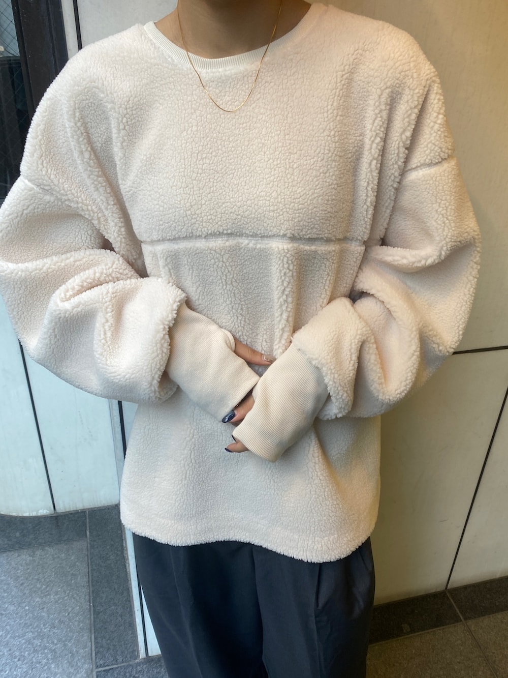 ホワイト系のTシャツ/カットソー、グレー系のその他パンツを着用したレディースの秋コーディネートの5枚目の写真