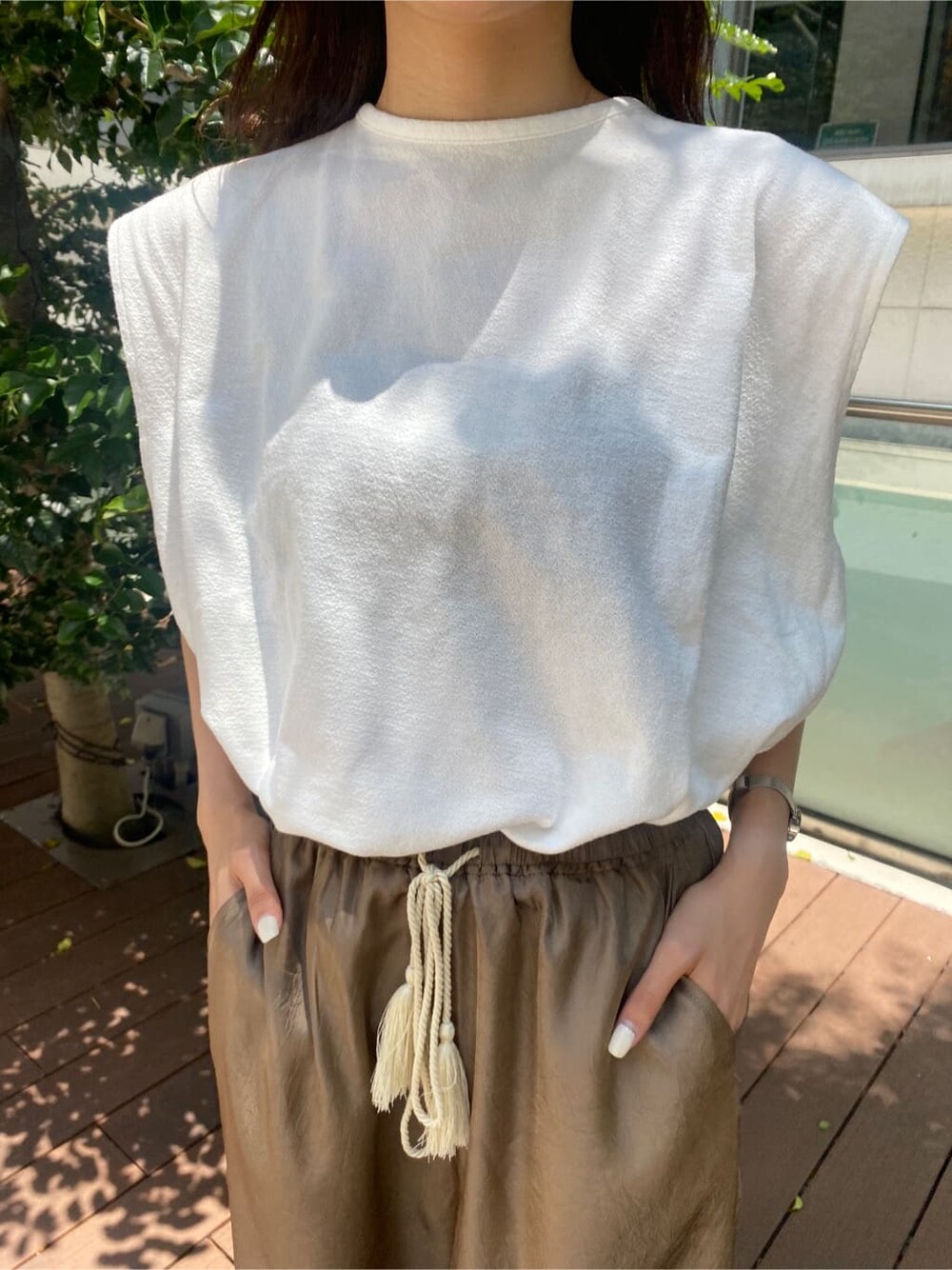 ブラウン系のその他パンツ、ホワイト系のTシャツ/カットソーを着用したレディースの春コーディネートの5枚目の写真