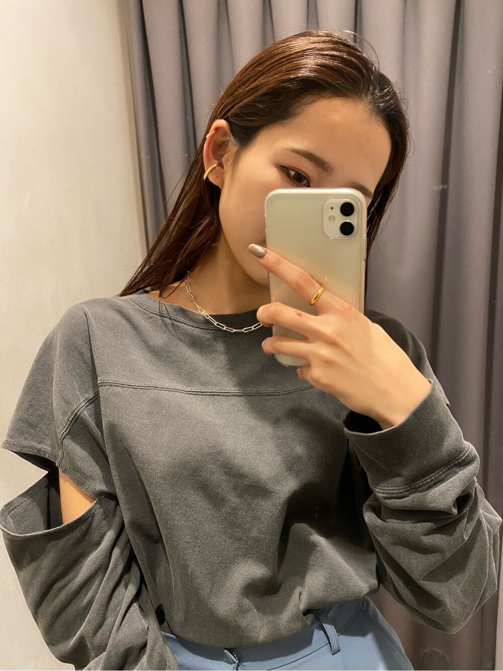 ブルー系のその他パンツ、シルバー系のネックレスを着用したレディースの冬コーディネートの2枚目の写真