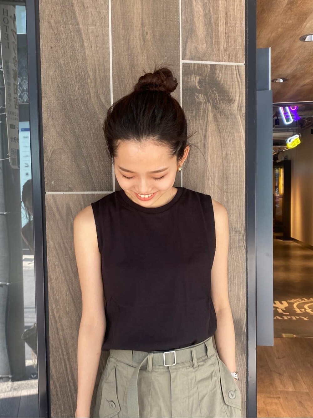 ブラック系のタンクトップ、ブラック系のサンダル、ホワイト系のその他パンツを着用したレディースの春コーディネートの5枚目の写真