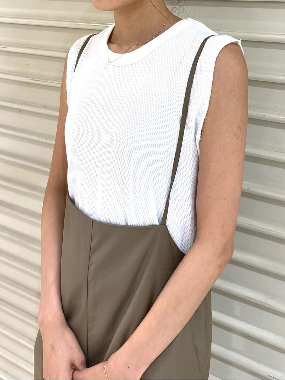 ホワイト系のタンクトップ、ベージュ系のつなぎ/オールインワン、ブラック系のサンダルを着用したレディースの夏コーディネートの4枚目の写真