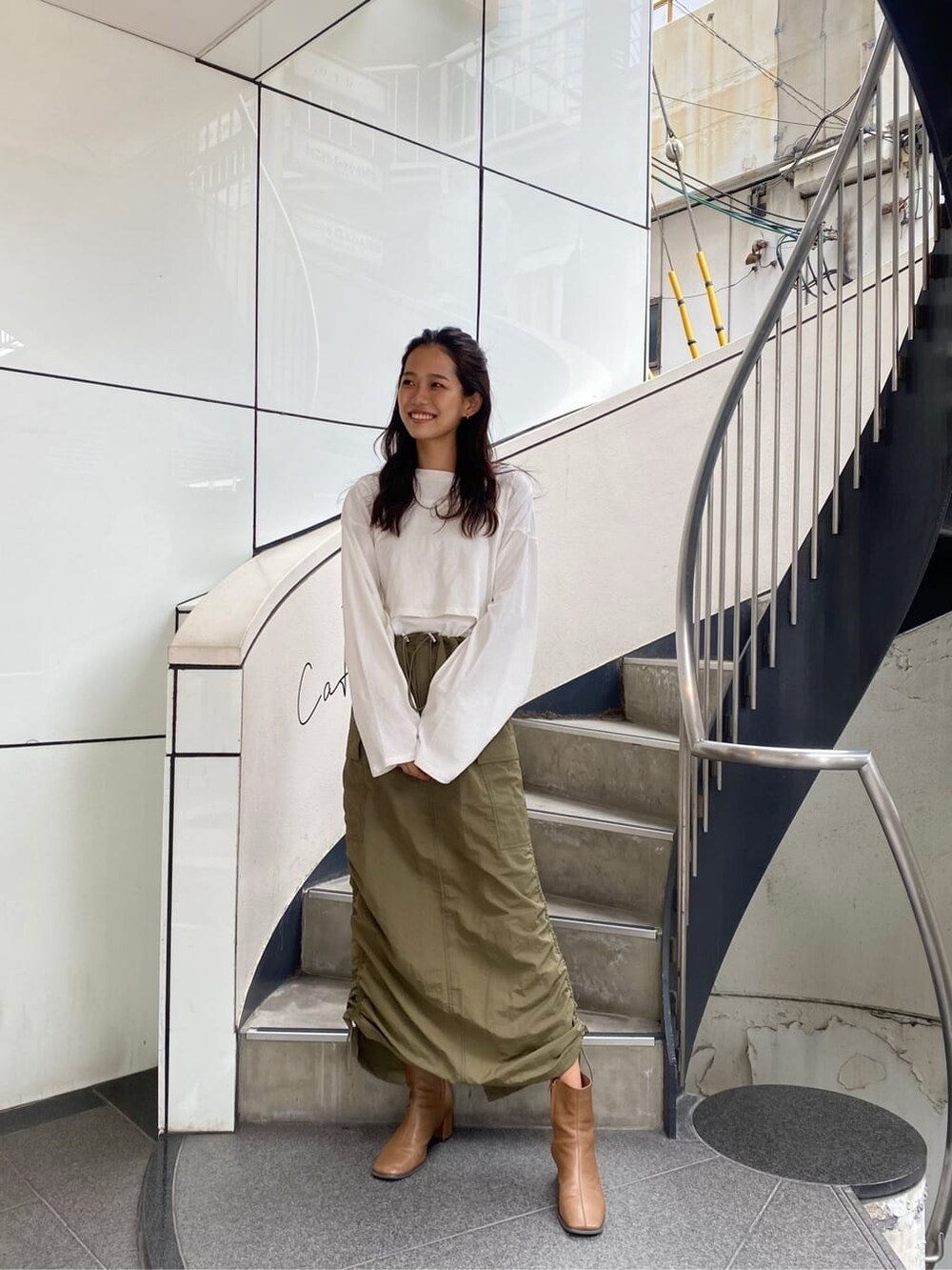 ホワイト系のTシャツ/カットソー、ベージュ系のスカートを着用したレディースの夏コーディネートの2枚目の写真