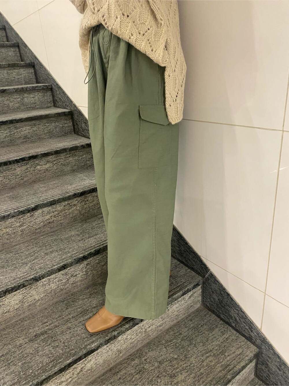 ホワイト系のTシャツ/カットソー、ベージュ系のその他パンツ、ベージュ系のニット/セーターを着用したレディースの秋コーディネートの4枚目の写真