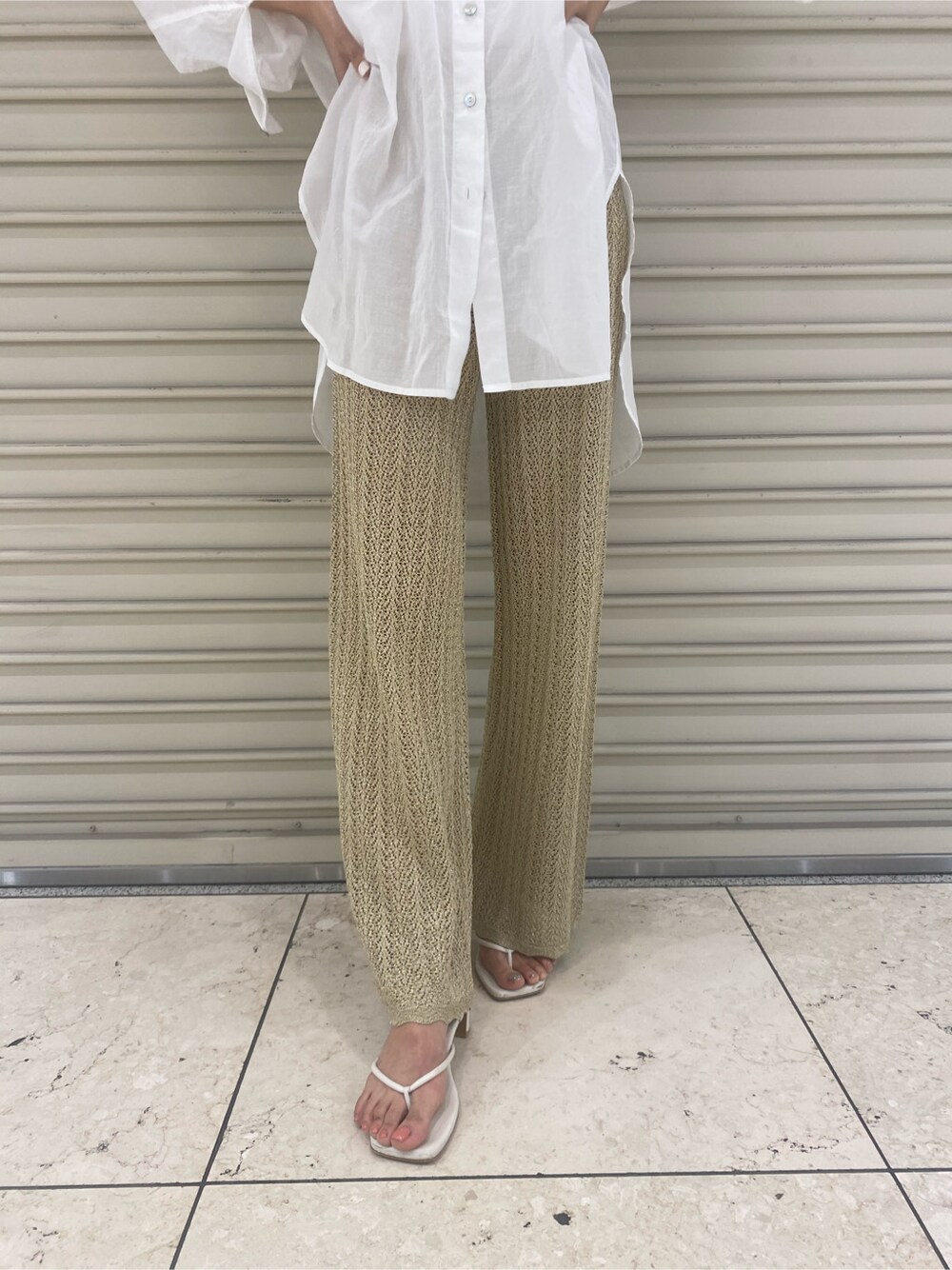 ゴールド系のその他パンツ、ホワイト系のシャツ/ブラウス、ホワイト系のタンクトップを着用したレディースの春コーディネートの3枚目の写真