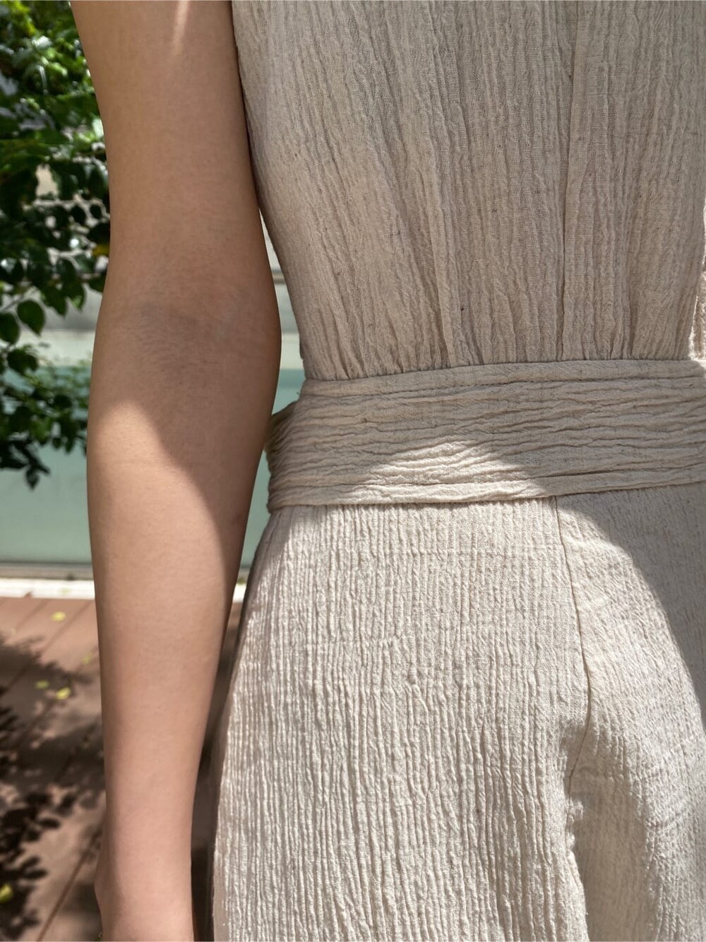 ベージュ系のかごバッグ、ホワイト系のワンピースを着用したレディースの春コーディネートの5枚目の写真