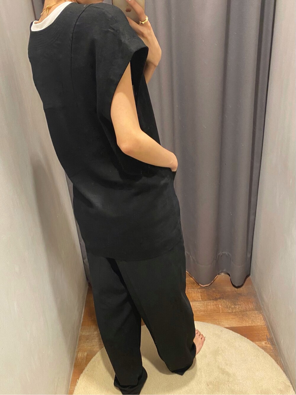 ホワイト系のタンクトップ、ブラック系のその他パンツ、ブラック系のシャツ/ブラウスを着用したレディースの春コーディネートの4枚目の写真