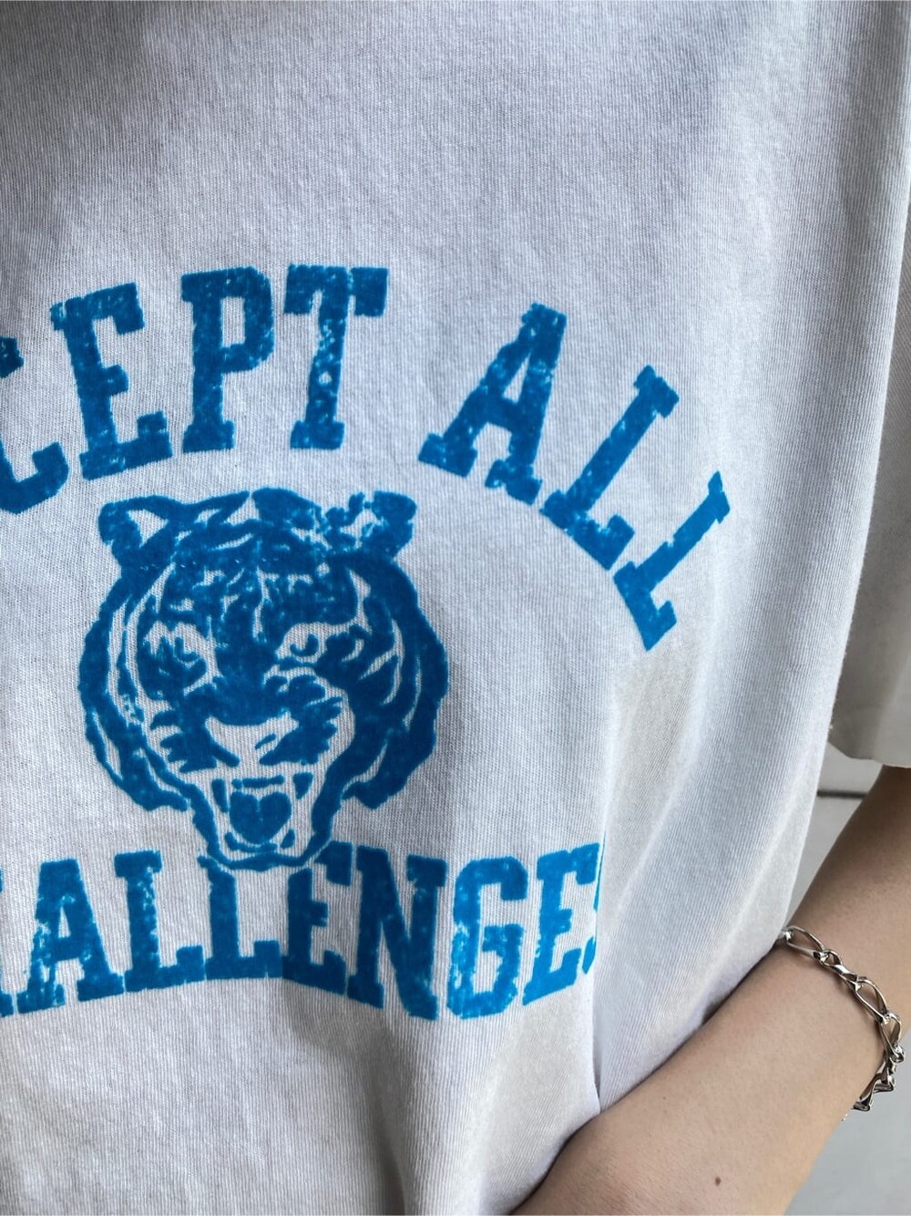 ホワイト系のTシャツ/カットソー、ブルー系のスカートを着用したレディースの春コーディネートの5枚目の写真