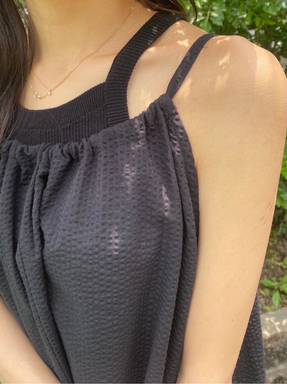 ブラック系のサンダル、ブラック系のワンピース、ブラック系のタンクトップを着用したレディースの夏コーディネートの6枚目の写真