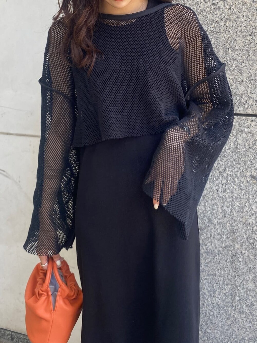 ブラック系のTシャツ/カットソー、ブラック系のワンピース、オレンジ系のハンドバッグを着用したレディースの春コーディネートの5枚目の写真