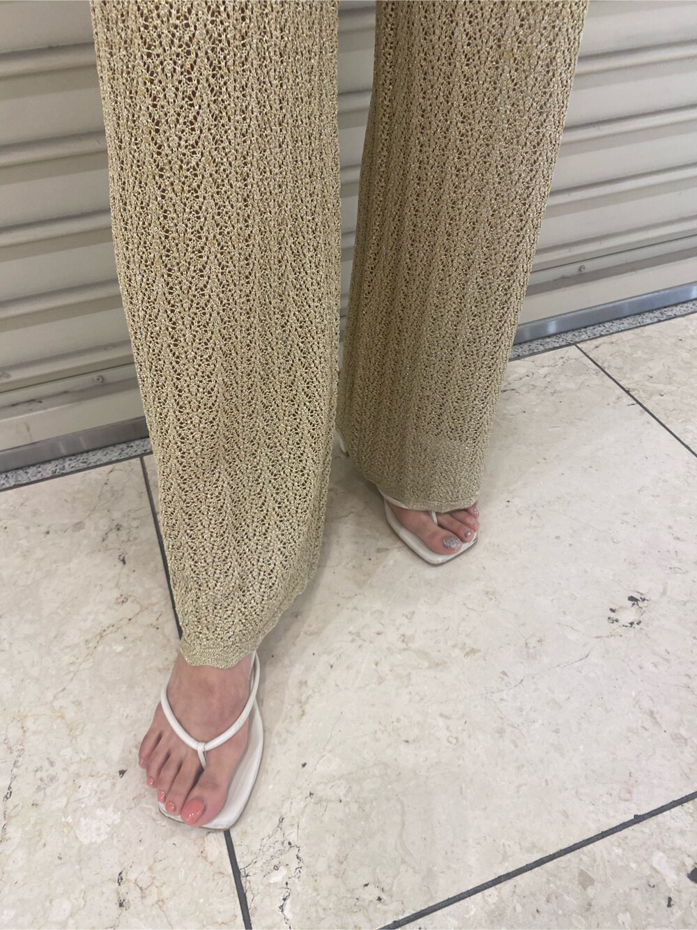 ゴールド系のその他パンツ、ホワイト系のシャツ/ブラウス、ホワイト系のタンクトップを着用したレディースの春コーディネートの4枚目の写真