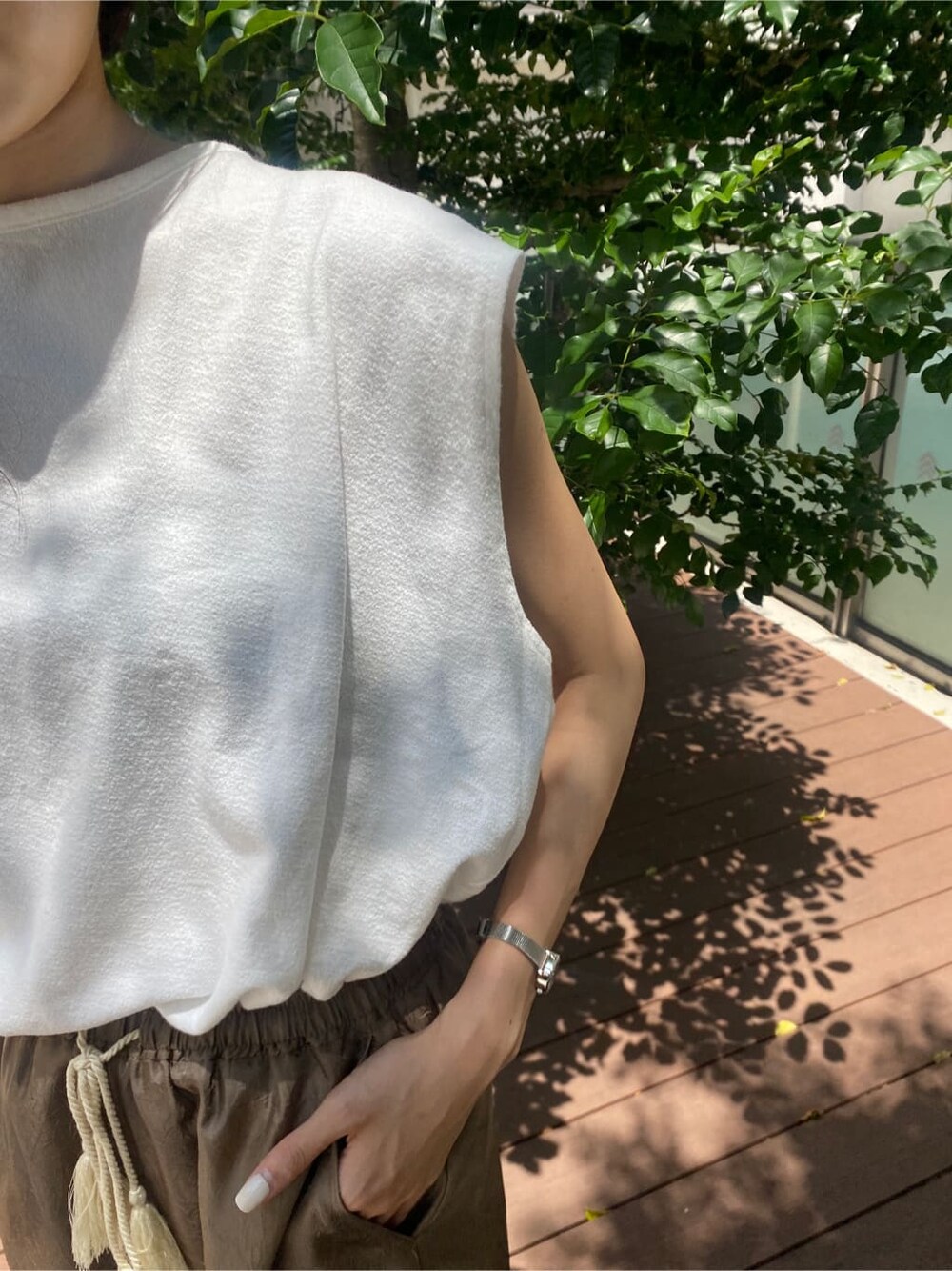ブラウン系のその他パンツ、ホワイト系のTシャツ/カットソーを着用したレディースの春コーディネートの6枚目の写真