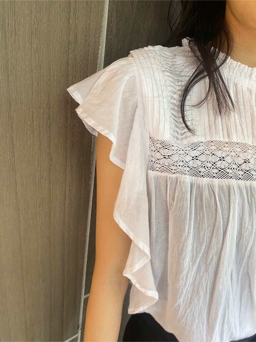 ブラック系のサンダル、ブラック系のその他パンツ、ホワイト系のシャツ/ブラウスを着用したレディースの春コーディネートの5枚目の写真