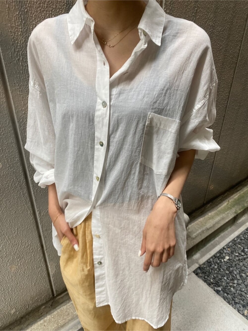 ホワイト系のシャツ/ブラウス、ブラウン系のその他パンツを着用したレディースの春コーディネートの4枚目の写真