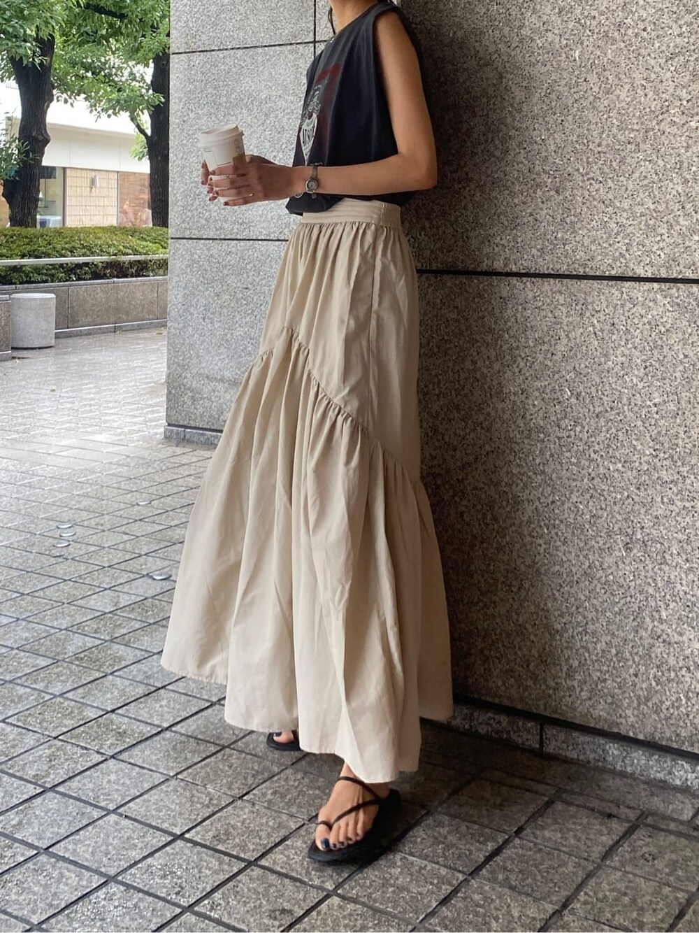 ホワイト系のスカート、グレー系のタンクトップを着用したレディースの夏コーディネートの2枚目の写真