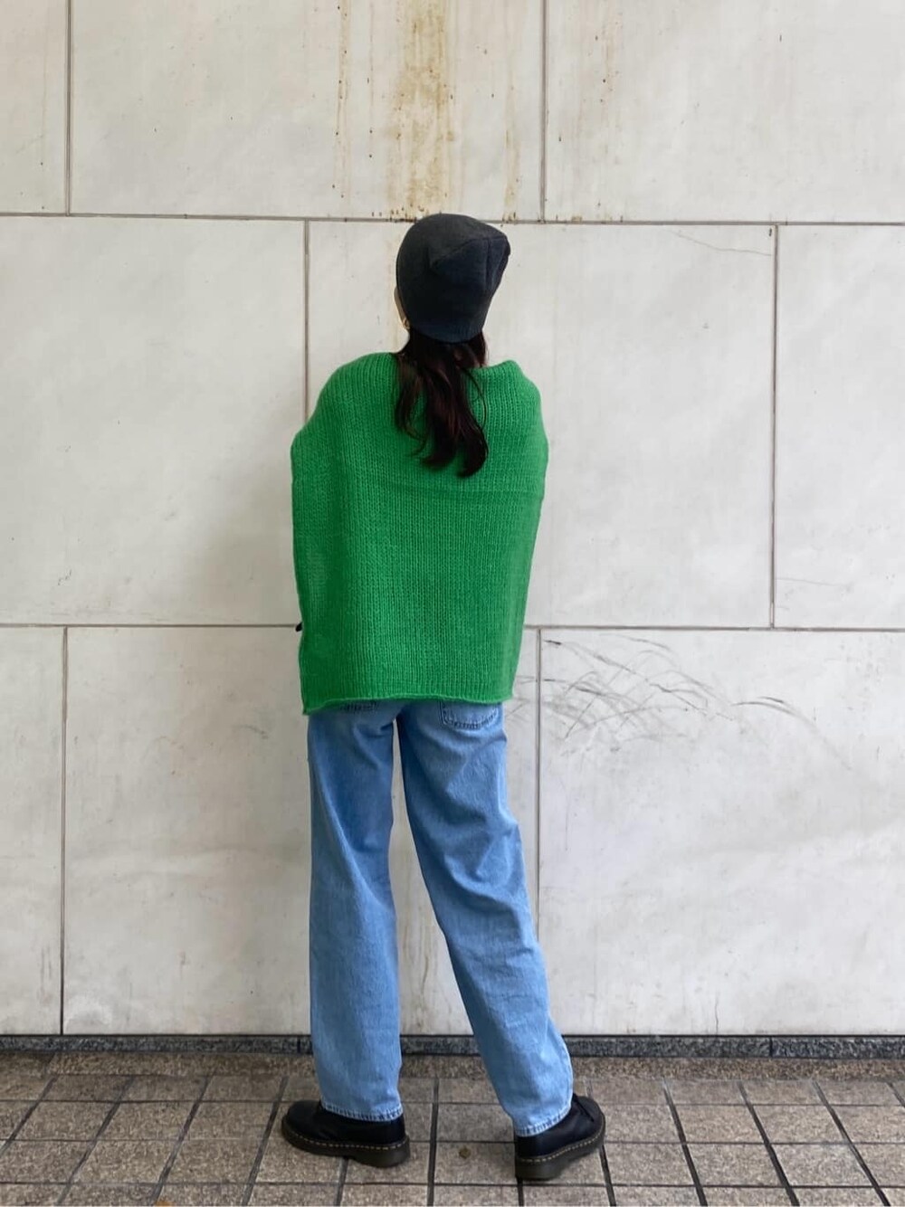 ホワイト系のTシャツ/カットソー、グリーン系のニット/セーター、ブラック系のベルトを着用したレディースの秋コーディネートの4枚目の写真