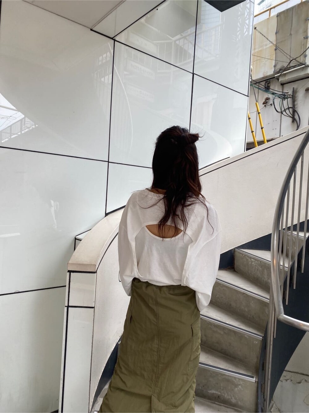 ホワイト系のTシャツ/カットソー、ベージュ系のスカートを着用したレディースの夏コーディネートの3枚目の写真