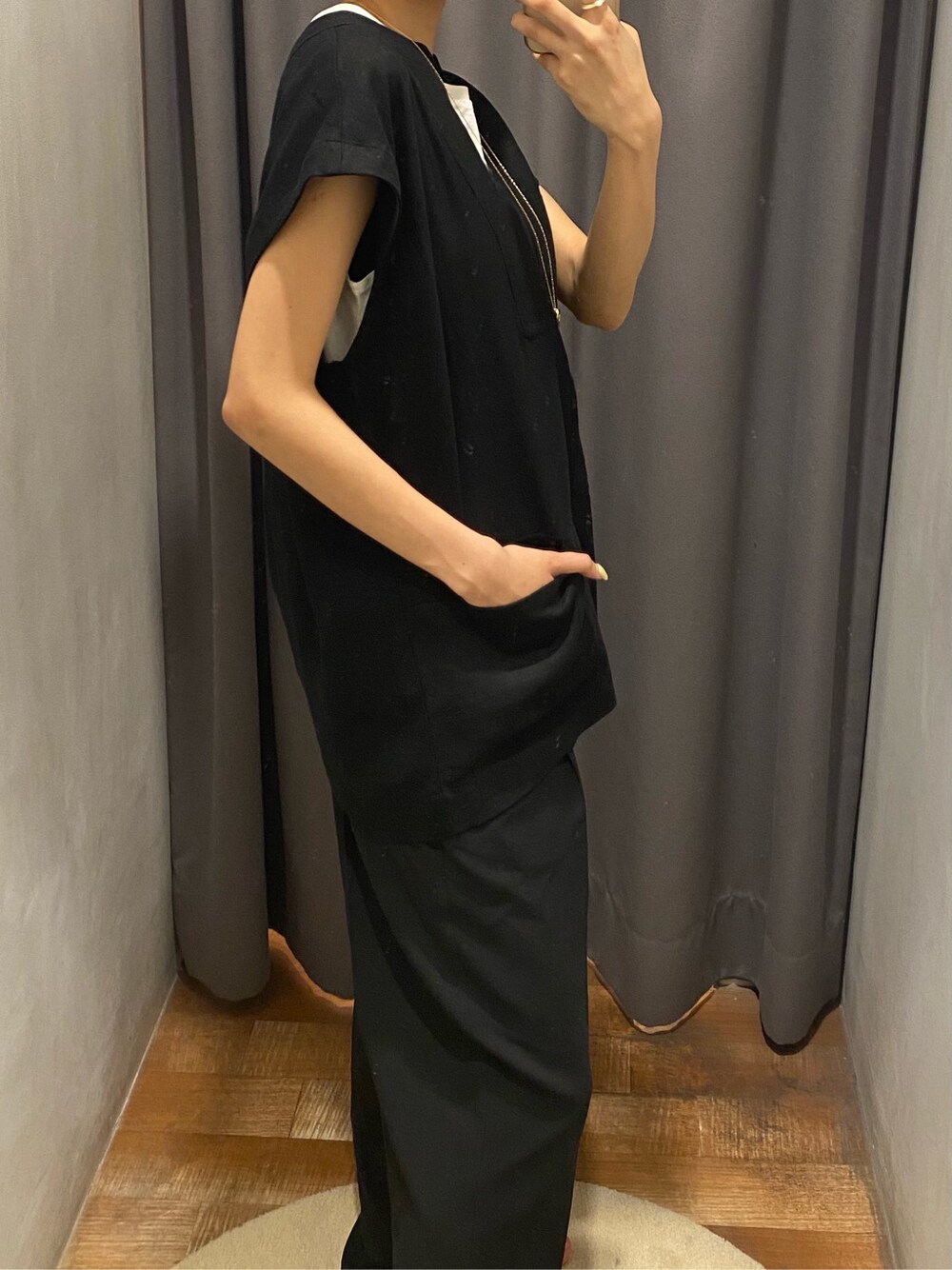 ホワイト系のタンクトップ、ブラック系のその他パンツ、ブラック系のシャツ/ブラウスを着用したレディースの春コーディネートの5枚目の写真