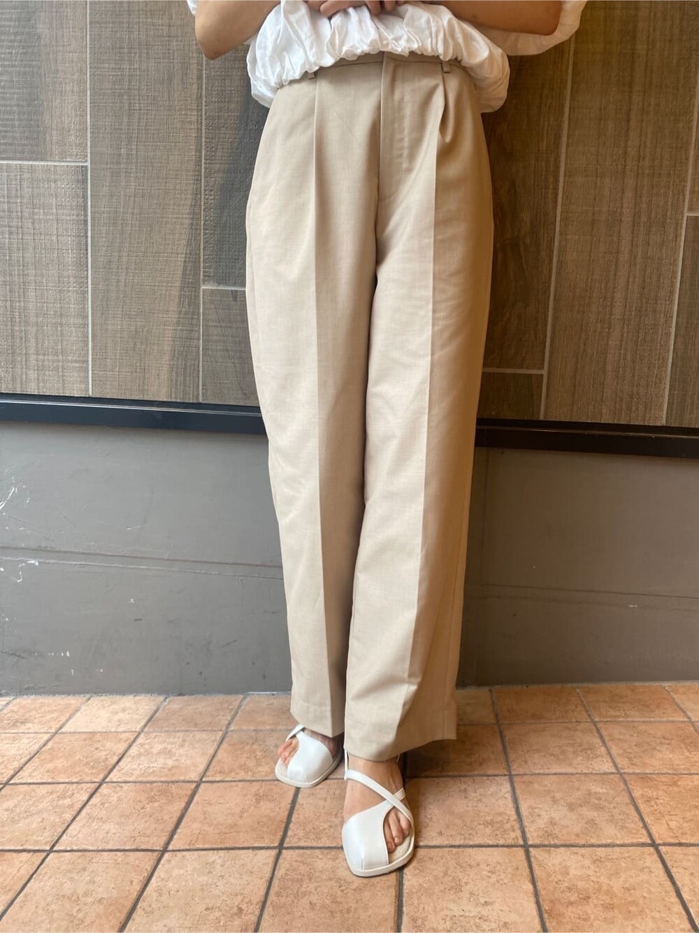 ホワイト系のサンダル、ベージュ系のその他パンツ、ホワイト系のシャツ/ブラウスを着用したレディースの春コーディネートの7枚目の写真