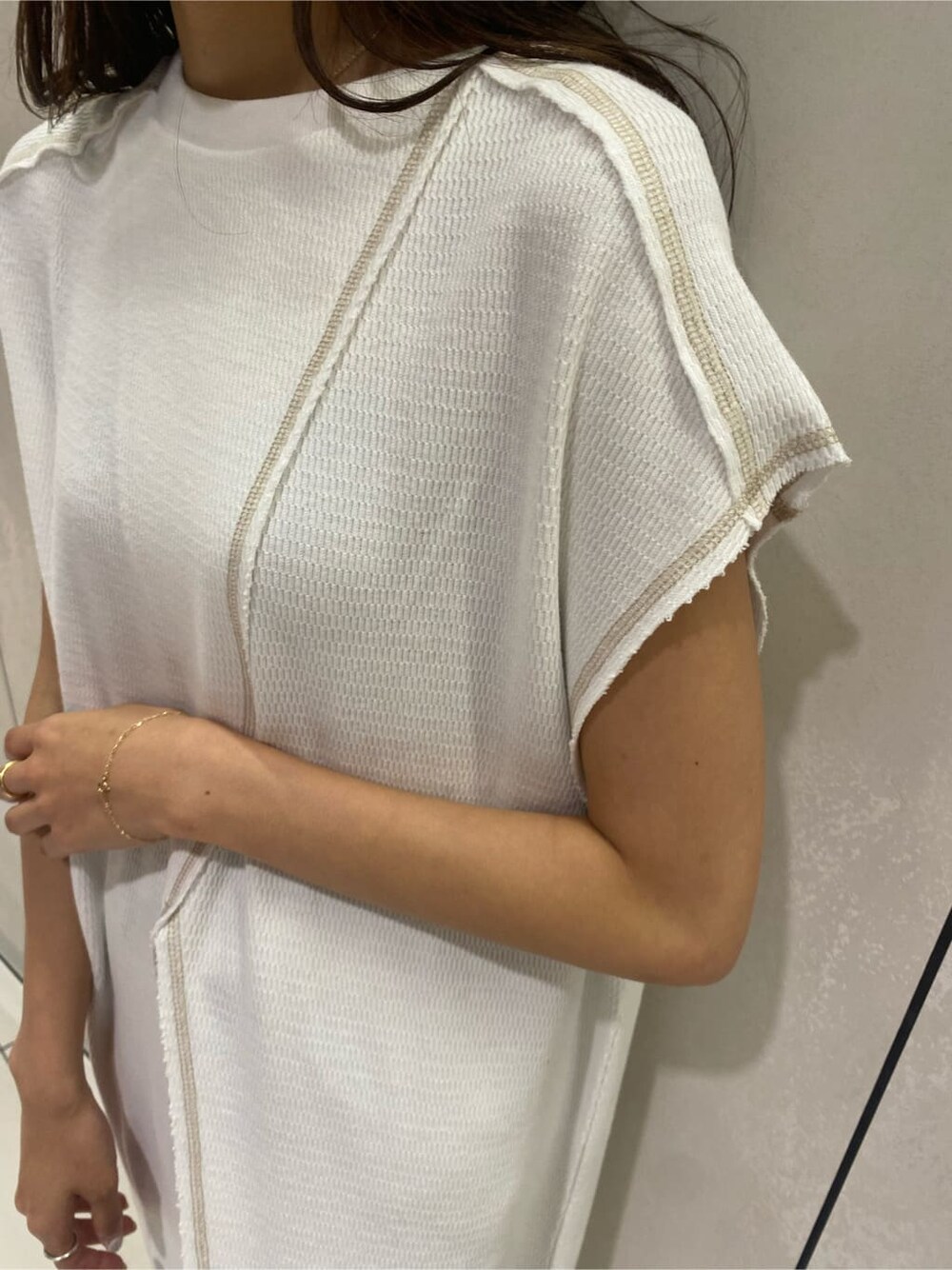 ブルー系のデニムパンツ、オレンジ系のサンダル、ホワイト系のワンピースを着用したレディースの夏コーディネートの3枚目の写真