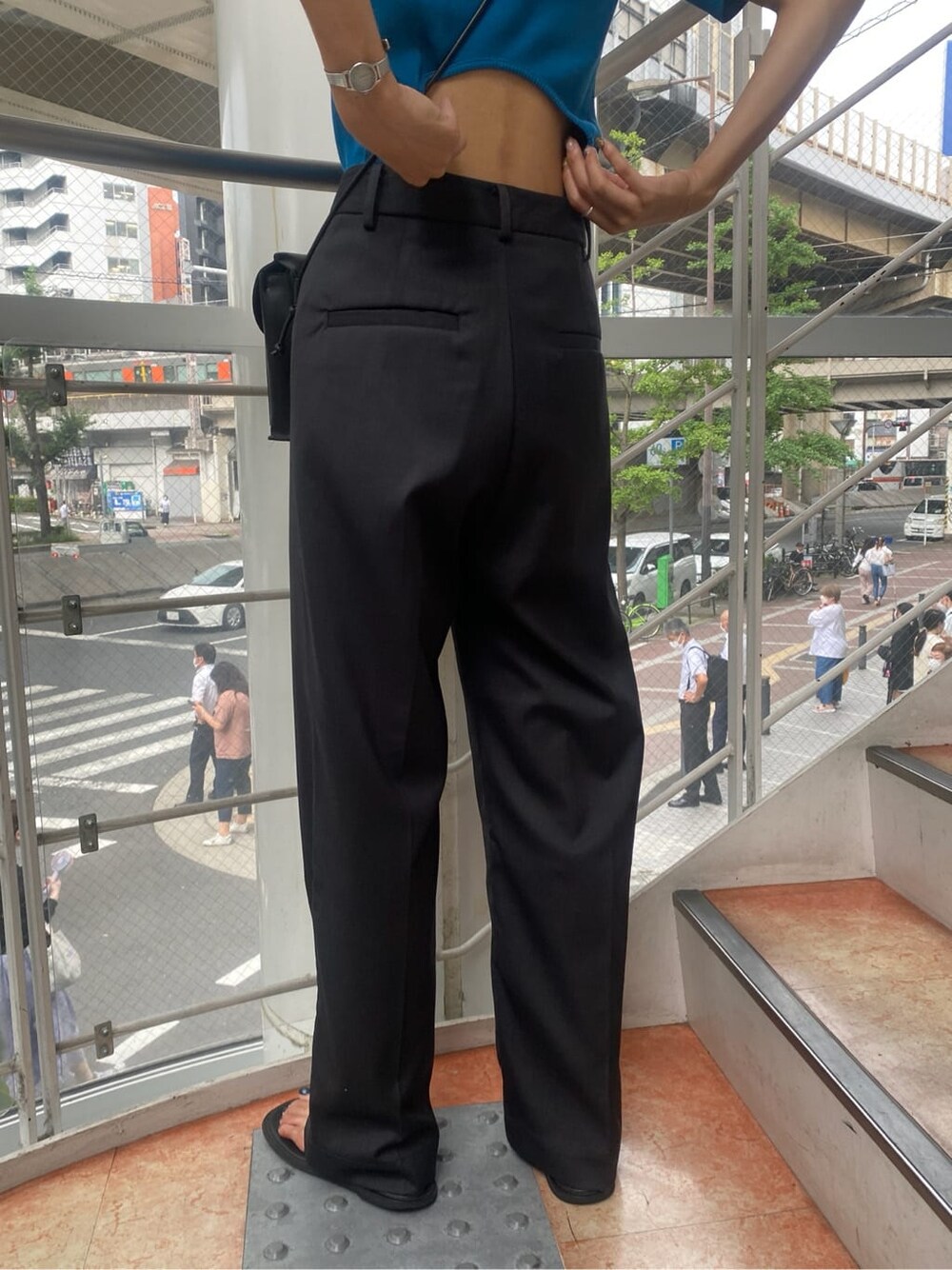 ブルー系のTシャツ/カットソー、グレー系のスラックスを着用したレディースの夏コーディネートの7枚目の写真