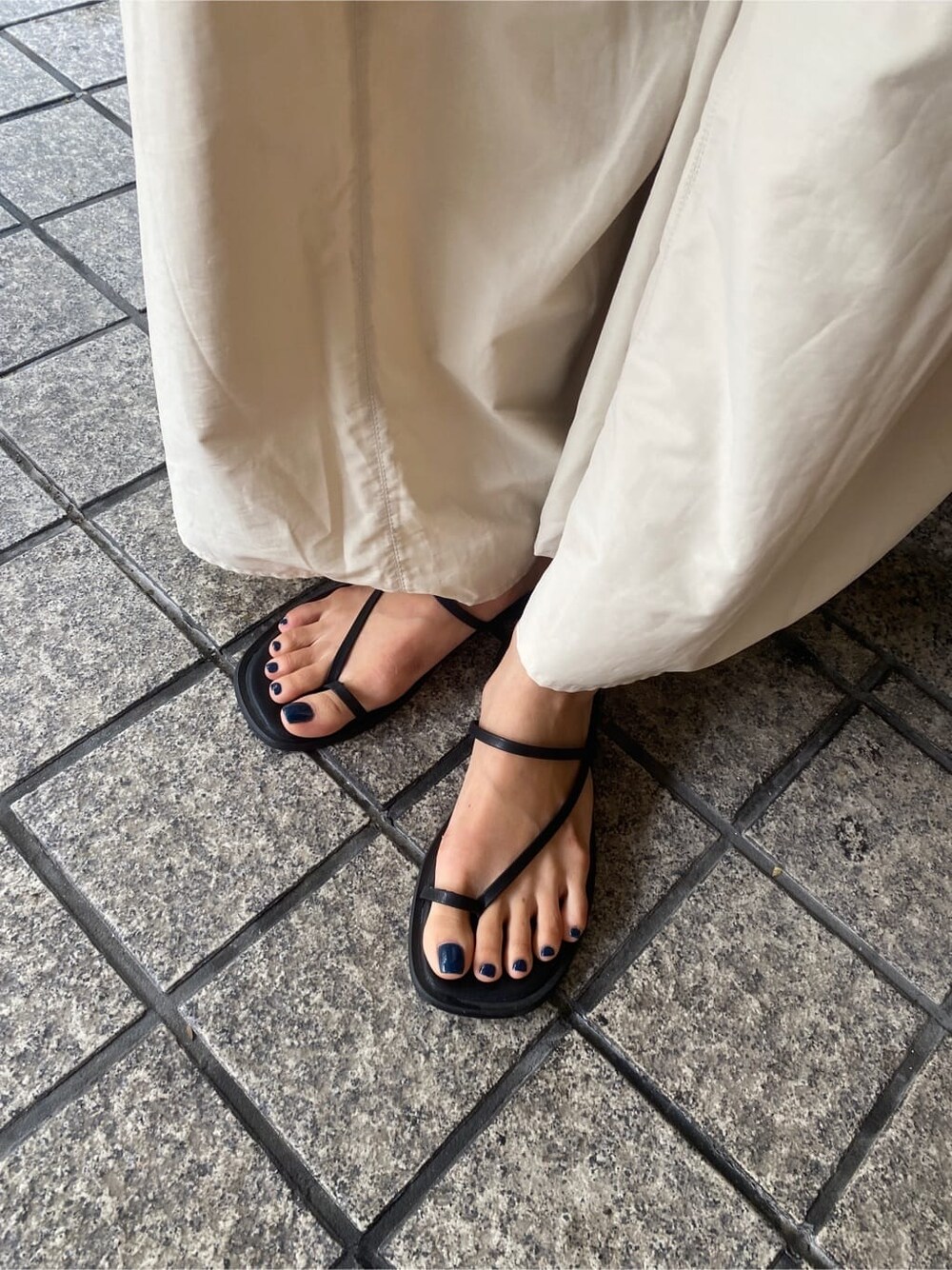 ホワイト系のスカート、グレー系のタンクトップを着用したレディースの夏コーディネートの9枚目の写真