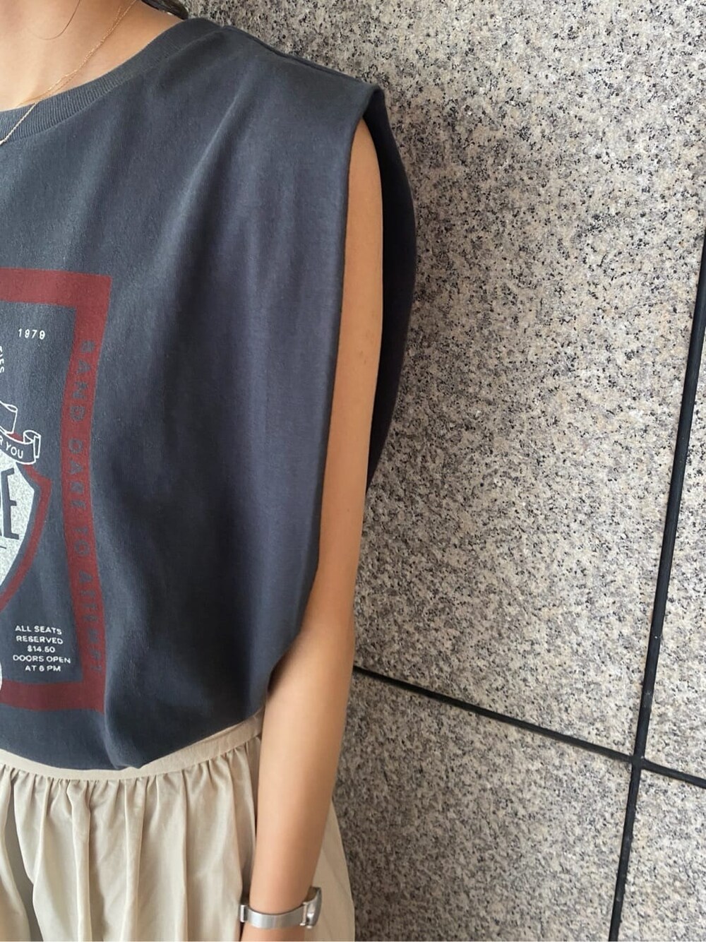 ホワイト系のスカート、グレー系のタンクトップを着用したレディースの夏コーディネートの5枚目の写真