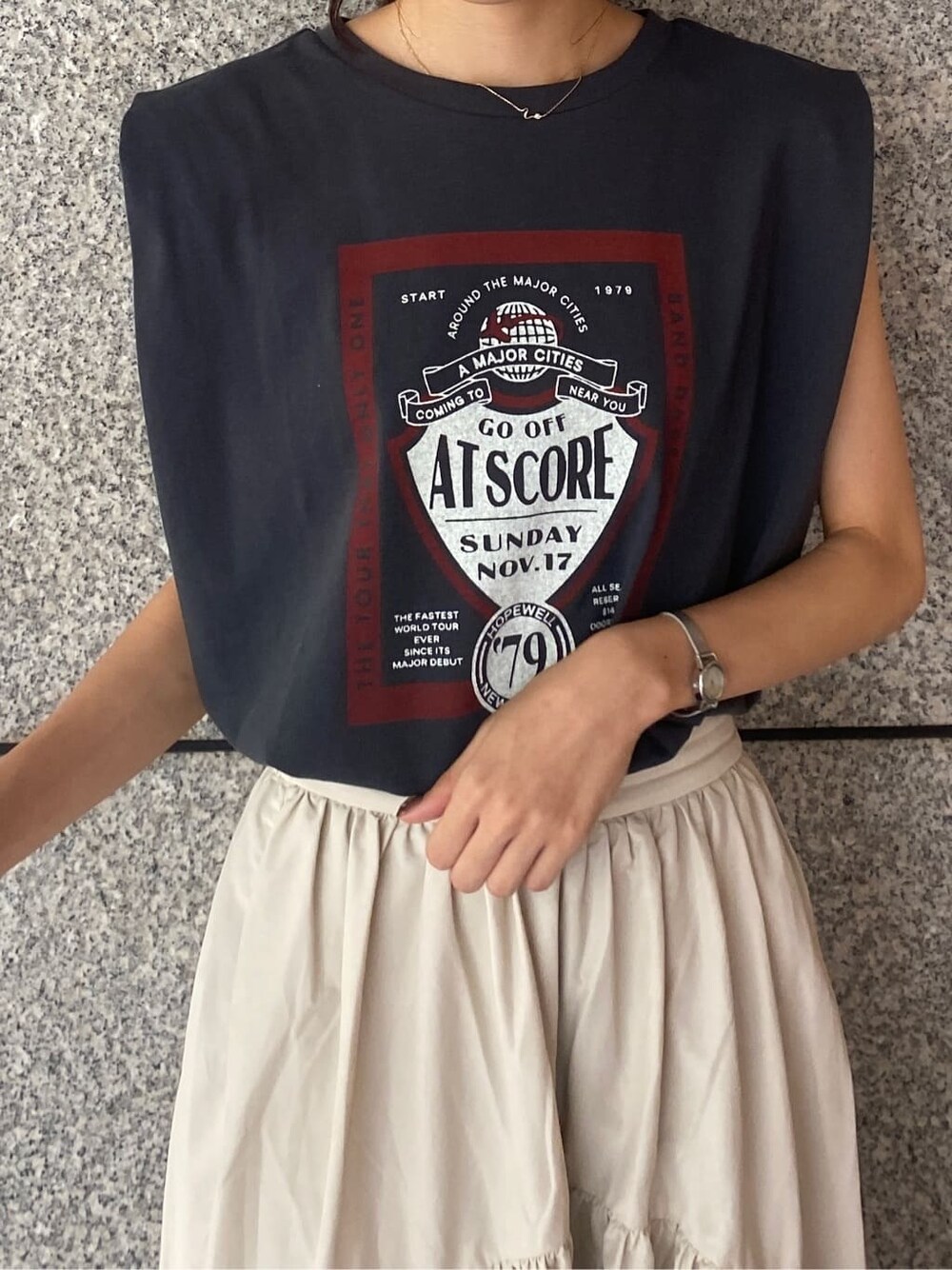 ホワイト系のスカート、グレー系のタンクトップを着用したレディースの夏コーディネートの4枚目の写真