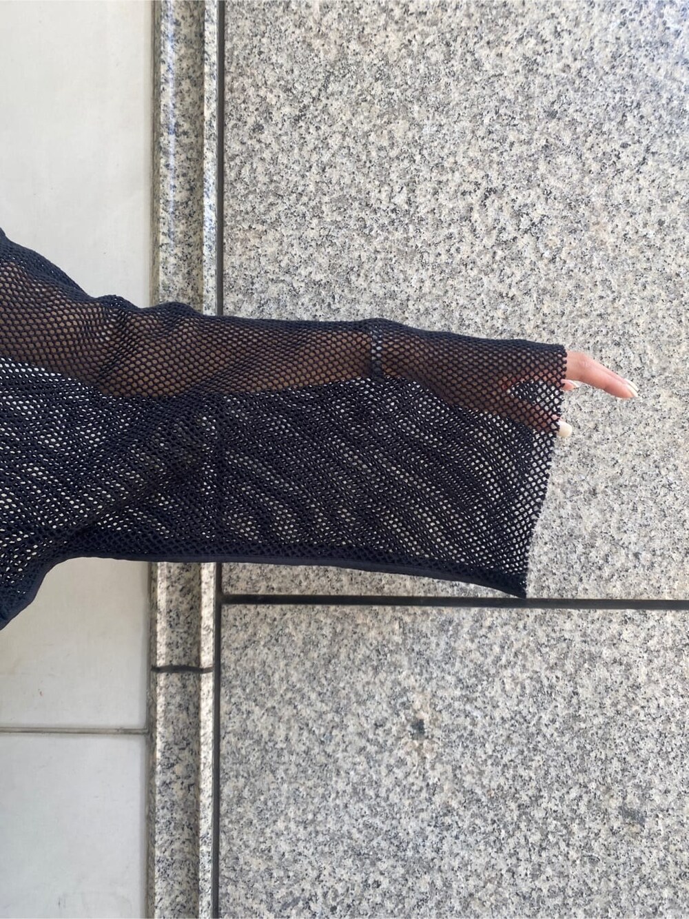 ブラック系のTシャツ/カットソー、ブラック系のワンピース、オレンジ系のハンドバッグを着用したレディースの春コーディネートの6枚目の写真