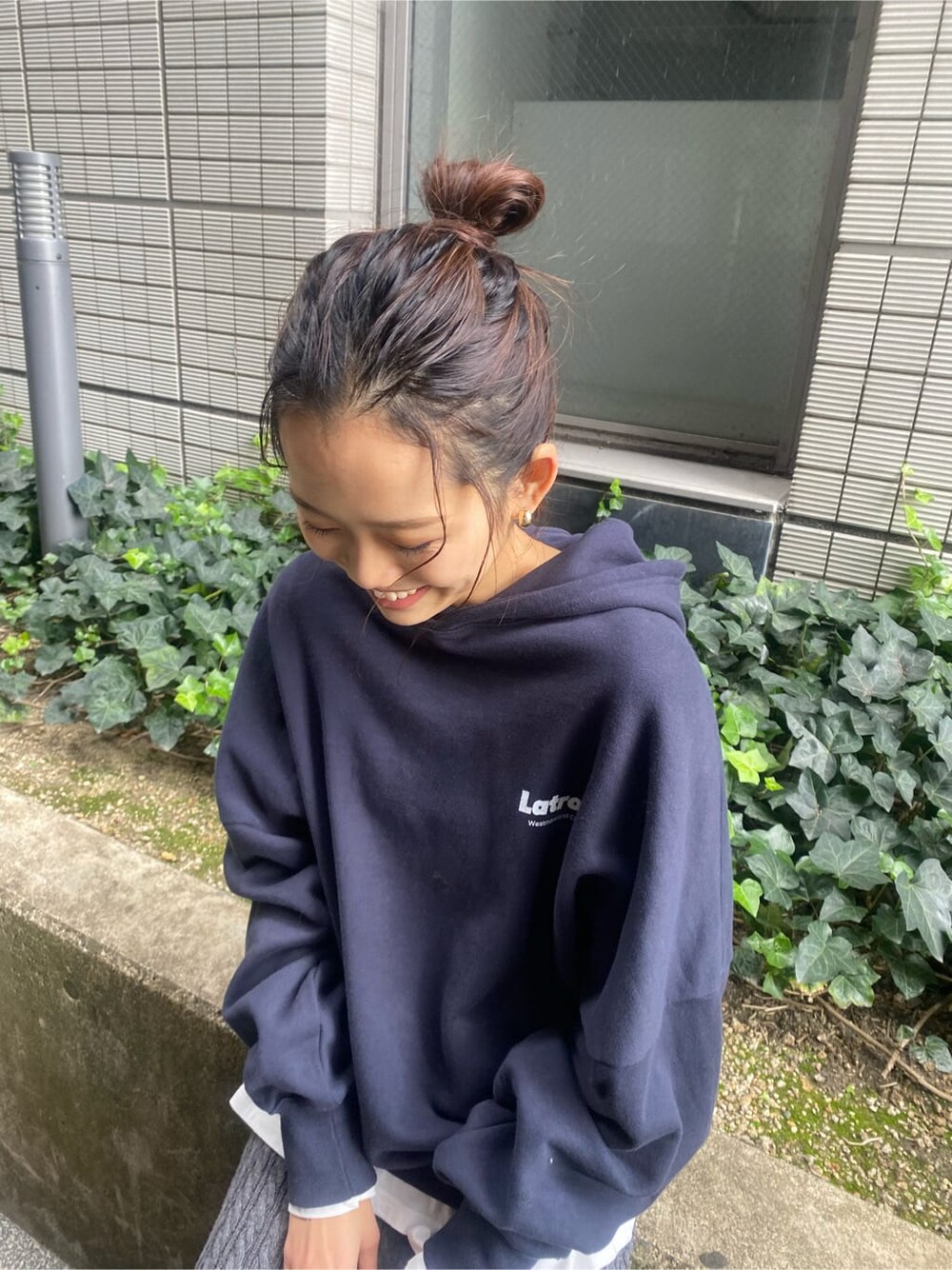 ホワイト系のTシャツ/カットソー、ブルー系のパーカー、グレー系のスカートを着用したレディースの冬コーディネートの6枚目の写真