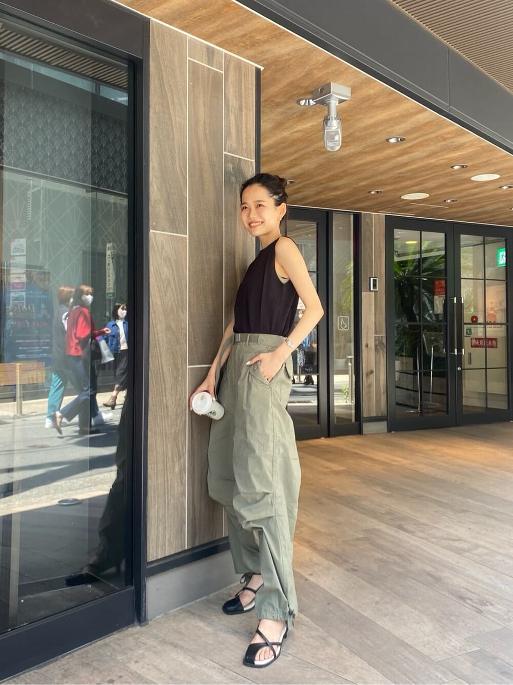 ブラック系のタンクトップ、ブラック系のサンダル、ホワイト系のその他パンツを着用したレディースの春コーディネートの2枚目の写真