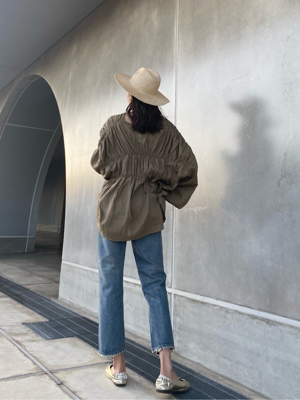 ベージュ系のシャツ/ブラウス、ブルー系のデニムパンツ、ベージュ系のハットを着用したレディースの春コーディネートの3枚目の写真