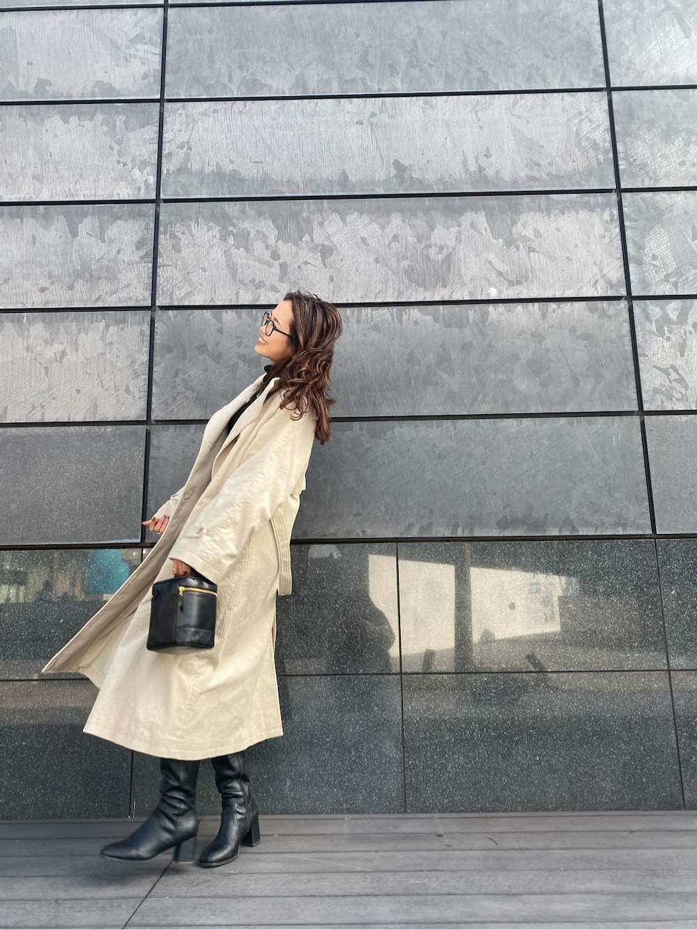 ホワイト系のその他アウター、ブラック系のデニムパンツを着用したレディースの冬コーディネートの6枚目の写真