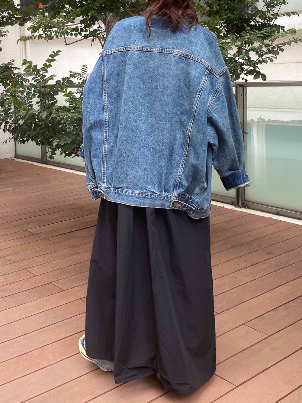 ブラック系のワンピース、グレー系のサロペット/オーバーオール、ブラック系のキャミソールを着用したレディースの春コーディネートの4枚目の写真