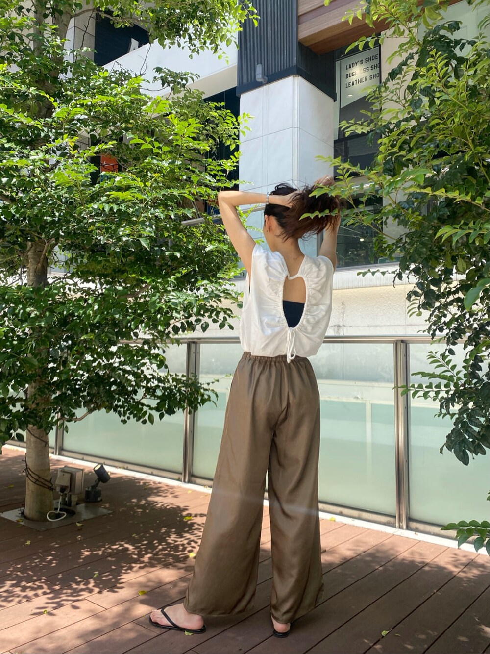 ブラウン系のその他パンツ、ホワイト系のTシャツ/カットソーを着用したレディースの春コーディネートの2枚目の写真