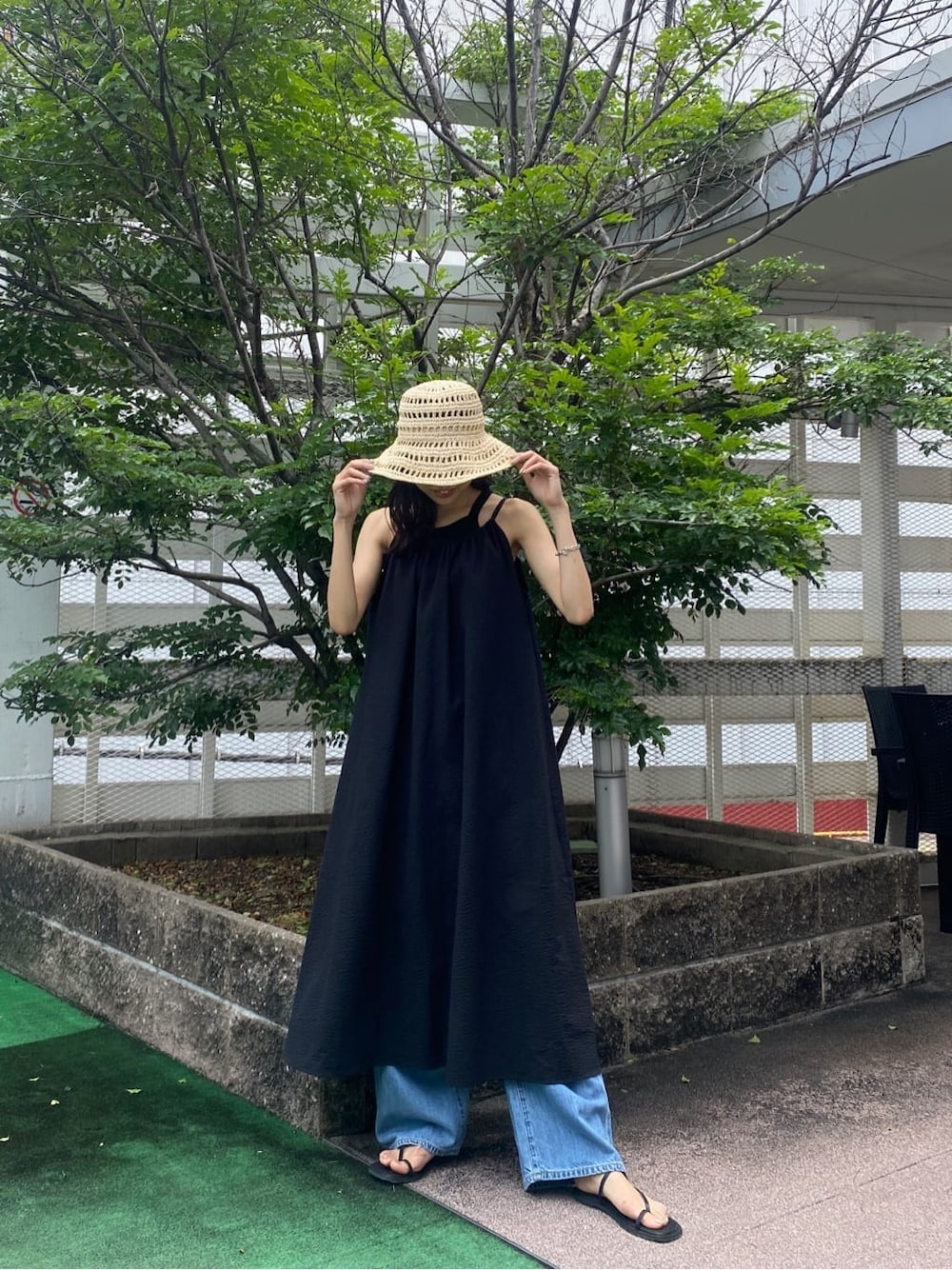 ブラック系のサンダル、ブラック系のワンピース、ブラック系のタンクトップを着用したレディースの夏コーディネートの2枚目の写真