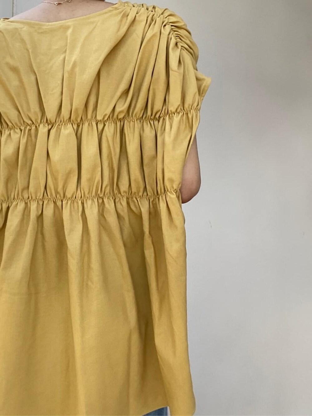 ブルー系のデニムパンツ、イエロー系のシャツ/ブラウスを着用したレディースの夏コーディネートの3枚目の写真