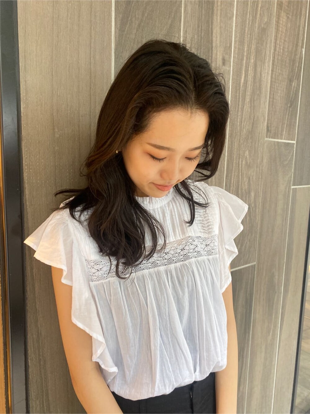 ブラック系のサンダル、ブラック系のその他パンツ、ホワイト系のシャツ/ブラウスを着用したレディースの春コーディネートの4枚目の写真