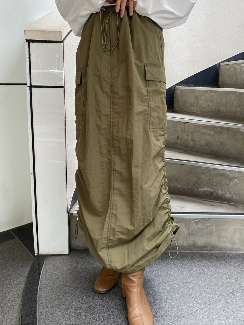 ホワイト系のTシャツ/カットソー、ベージュ系のスカートを着用したレディースの夏コーディネートの6枚目の写真