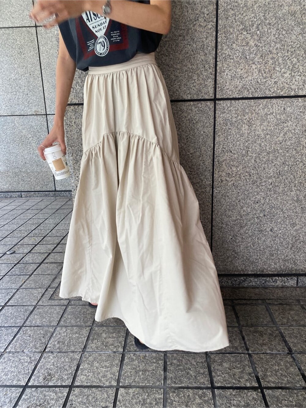 ホワイト系のスカート、グレー系のタンクトップを着用したレディースの夏コーディネートの8枚目の写真