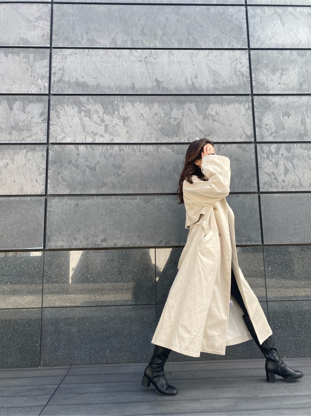 ホワイト系のその他アウター、ブラック系のデニムパンツを着用したレディースの冬コーディネートの4枚目の写真