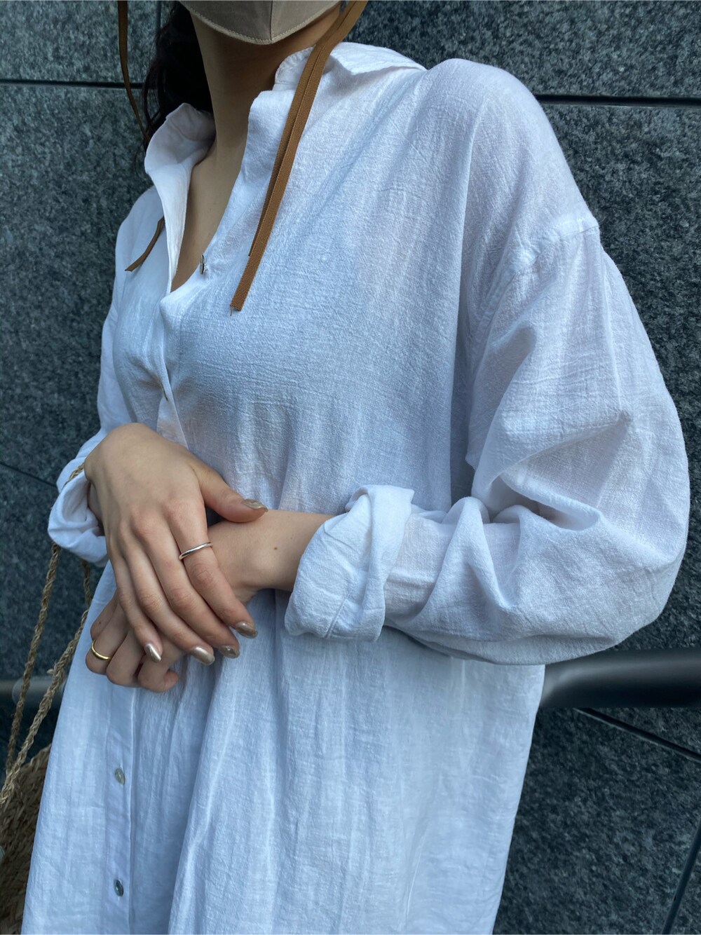 ホワイト系のサンダル、ベージュ系のかごバッグ、ホワイト系のワンピースを着用したレディースの春コーディネートの5枚目の写真