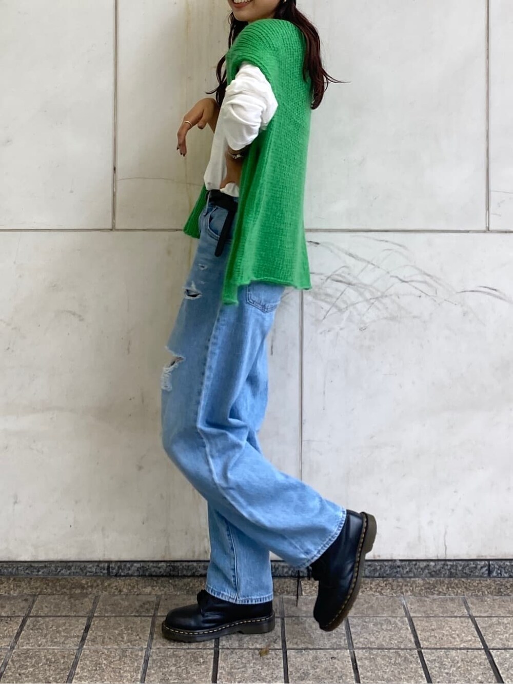 ホワイト系のTシャツ/カットソー、グリーン系のニット/セーター、ブラック系のベルトを着用したレディースの秋コーディネートの3枚目の写真