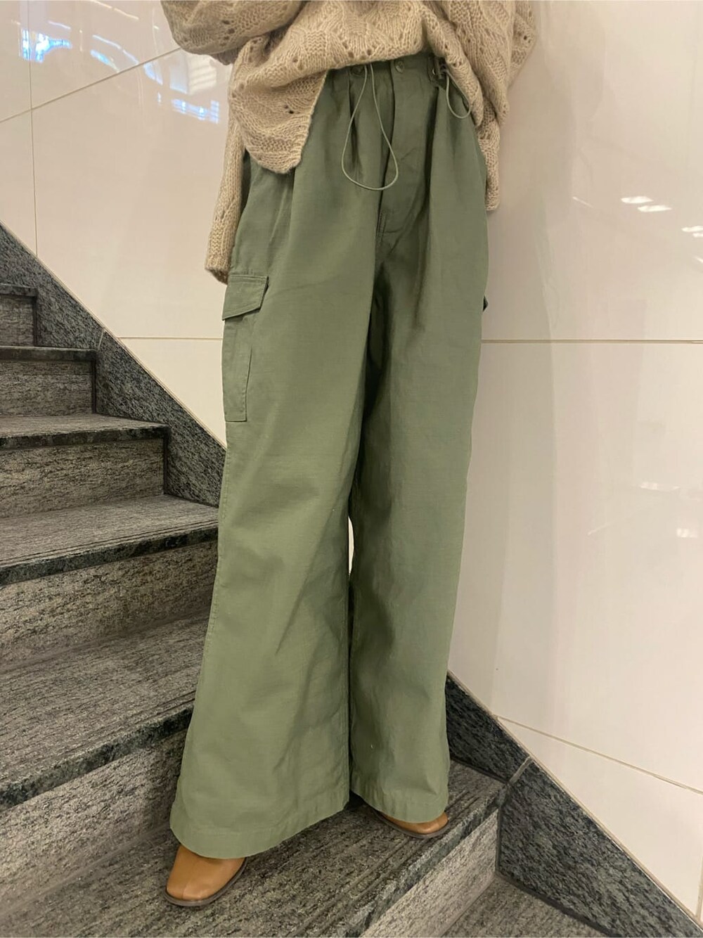 ホワイト系のTシャツ/カットソー、ベージュ系のその他パンツ、ベージュ系のニット/セーターを着用したレディースの秋コーディネートの5枚目の写真