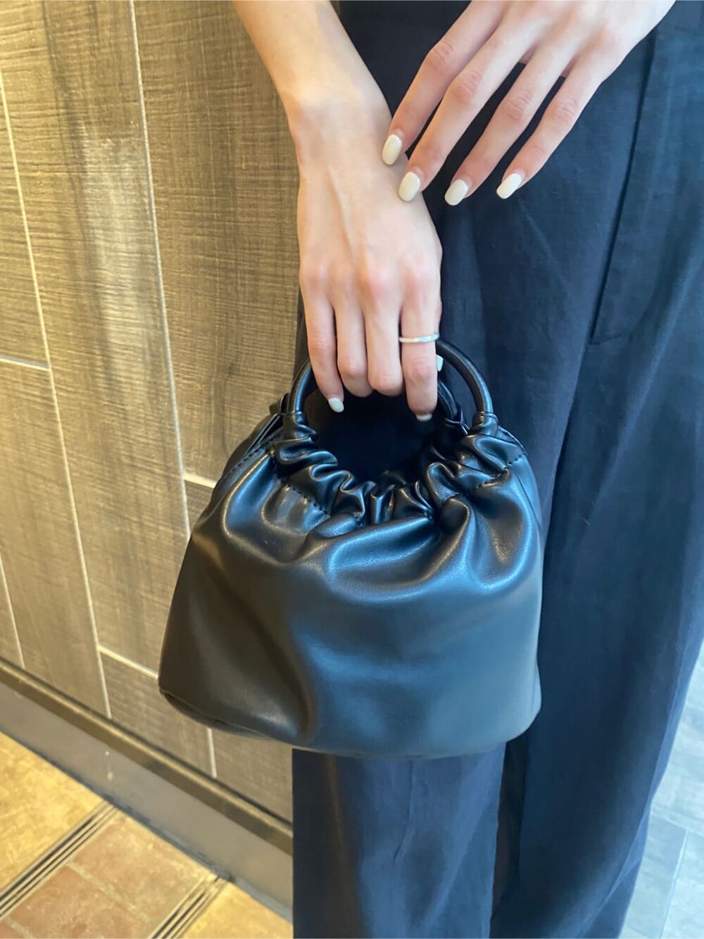 ブラック系のサンダル、ブラック系のその他パンツ、ホワイト系のシャツ/ブラウスを着用したレディースの春コーディネートの9枚目の写真