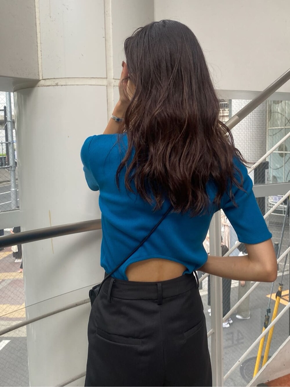 ブルー系のTシャツ/カットソー、グレー系のスラックスを着用したレディースの夏コーディネートの5枚目の写真